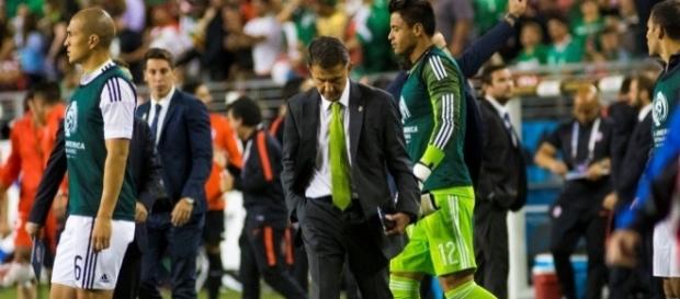 Osorio lamentándose en la banca de México (Vía:López-Dóriga Digital - lopezdoriga.com) Osorio lamentándose en la banca de México (Vía:López-Dóriga Digital - lopezdoriga.com)