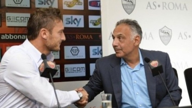 Stretta di mano tra Francesco Totti e James Pallotta (fonte: ilmessaggero.it)