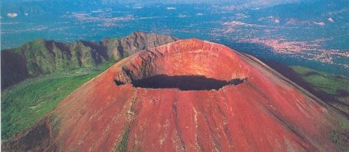 Il cratere del Vesuvio visto dall'alto.