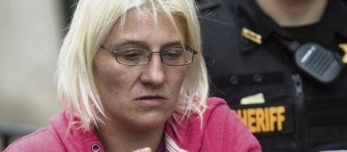 Una donna oltre a prostituirsi, vendeva la figlia ai pedofili: una storia orrenda successa in Usa.