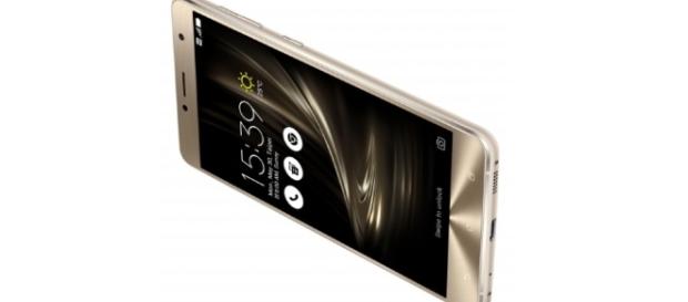 Asus ZenFone 3 Deluxe / Photo via Asus Asus ZenFone 3 Deluxe / Photo via Asus