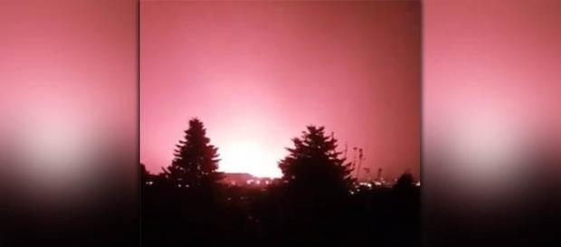 Bizarras luzes vermelhas, no céu de Budapeste, assustam moradores (YouTube) Bizarras luzes vermelhas, no céu de Budapeste, assustam moradores (YouTube)