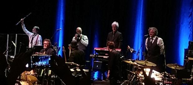 King Crimson se despide del público en el Teatro Metropolitan de la Ciudad de México (FOTO: JORGE LUIS CORTINA) King Crimson se despide del público en el Teatro Metropolitan de la Ciudad de México (FOTO: JORGE LUIS CORTINA)