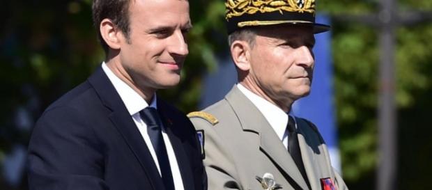 Le Président Macron a clarifié les fonctions de Président de la République et de Chef d'Etat-Major général des armées. Le Président Macron a clarifié les fonctions de Président de la République et de Chef d'Etat-Major général des armées.