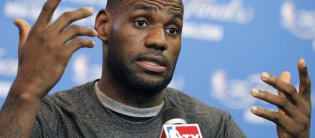 LeBron James dejó que Harden conociera sus pensamientos LeBron James dejó que Harden conociera sus pensamientos