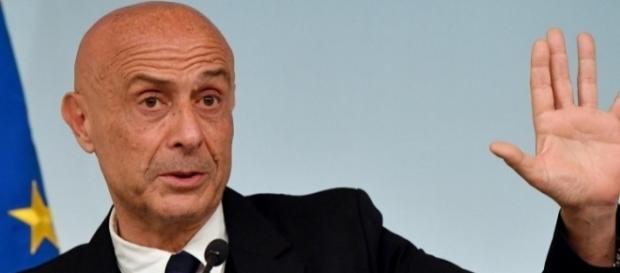 Minniti pronto a far applicare il nuovo codice di comportamento delle Ong per fermare lo sbarco di migranti Minniti pronto a far applicare il nuovo codice di comportamento delle Ong per fermare lo sbarco di migranti