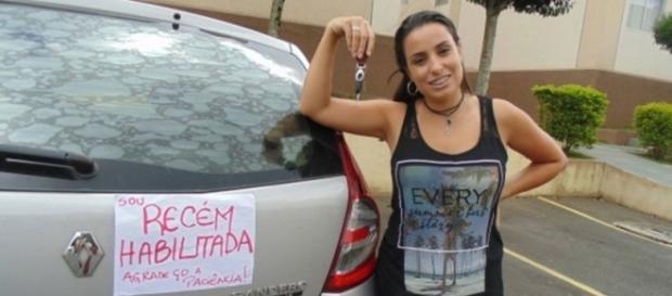 Motorista recém-habilitada usa cartaz para pedir paciência no trânsito Motorista recém-habilitada usa cartaz para pedir paciência no trânsito
