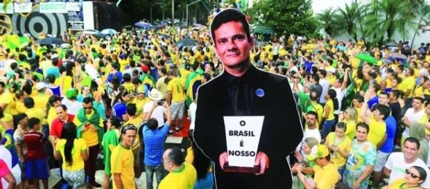 Sergio Moro é exaltado pelo povo brasileiro e chamado de herói Sergio Moro é exaltado pelo povo brasileiro e chamado de herói