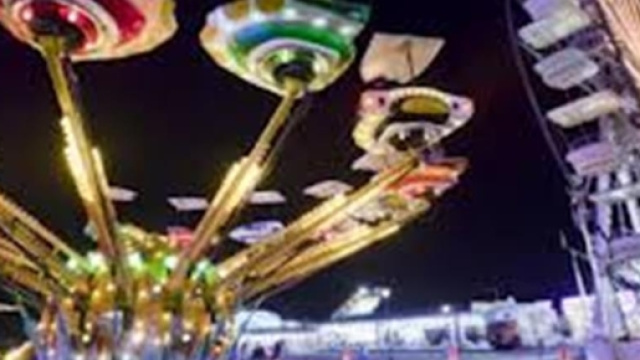 Al Luna Park di San Benedetto del Tronto una giovane mamma è morta dopo essere precipitata da una giostra a 20 metri d'altezza.