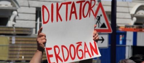 Anti-Erdogan protester. / [Image by Rasande Tyskar via Flickr, CC BY 2.0]