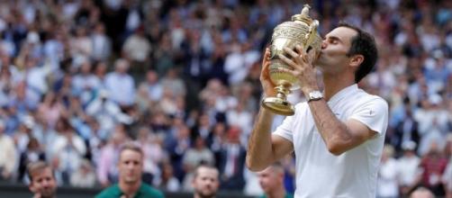 Roger Federer bacia per l'ottava volta il trofeo di Wimbledon.