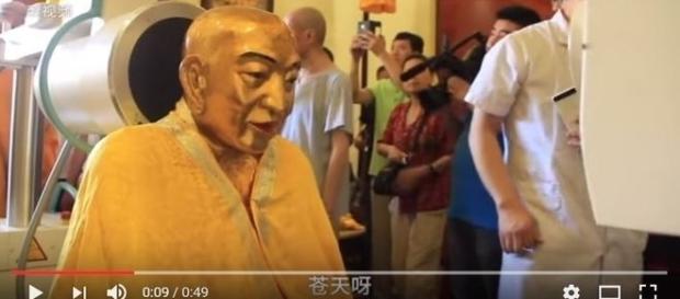 Morto há mil anos, budista apresenta cérebro e demais órgãos do corpo intactos (Yuqing) Morto há mil anos, budista apresenta cérebro e demais órgãos do corpo intactos (Yuqing)