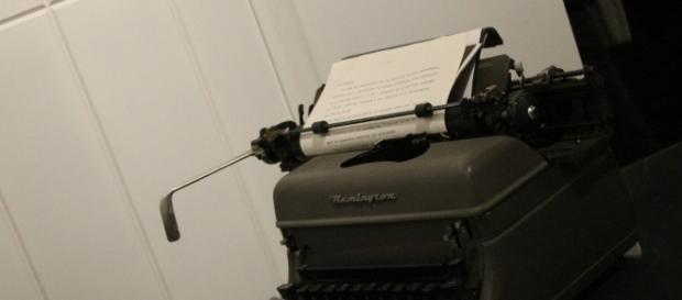 Tiempo en oficina; la máquina de escribir. Tiempo en oficina; la máquina de escribir.