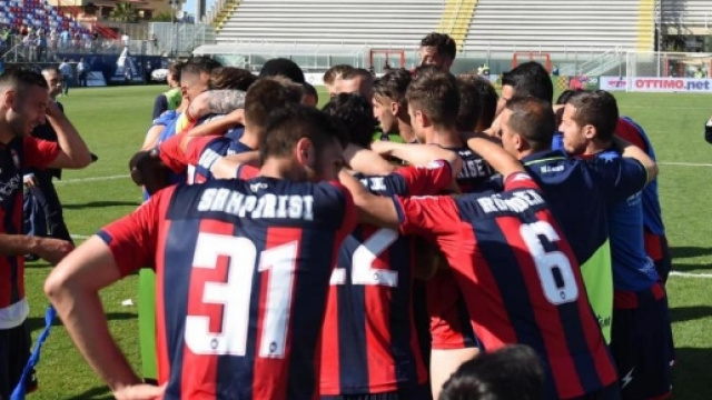 I calciatori del Crotone, squadra di Serie A.
