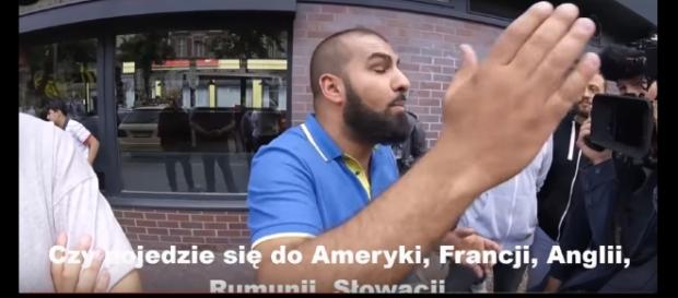 Napastliwy muzułmanin w starciu z Polakiem (źródło: youtube.com). Napastliwy muzułmanin w starciu z Polakiem (źródło: youtube.com).