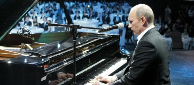 El presidente Vladimir Putin es visto tocando el piano y los medios se maravillan con su "lado más suave". El presidente Vladimir Putin es visto tocando el piano y los medios se maravillan con su "lado más suave".