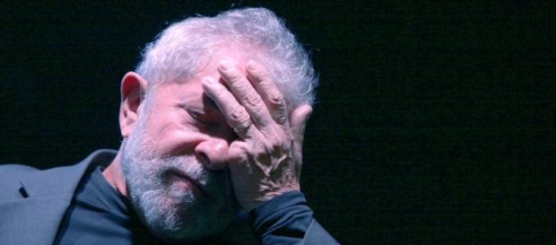 Lula foi condenado a 9 anos e seis meses de prisão Lula foi condenado a 9 anos e seis meses de prisão