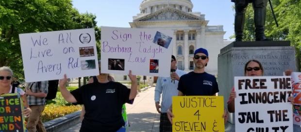 Support rally for Steven Aven and Brendan Dassey | photo credit Maqureen Gillis Fantasia/Facebook Support rally for Steven Aven and Brendan Dassey | photo credit Maqureen Gillis Fantasia/Facebook