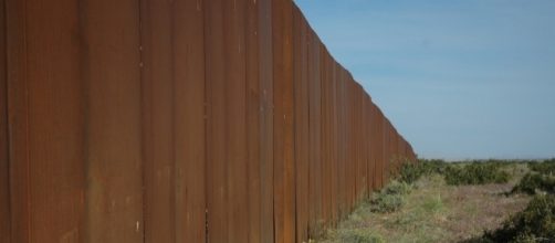 Border wall along Sonora Desert, 2009. / [Image by Wonderlane via Flickr, CC BY 2.0]