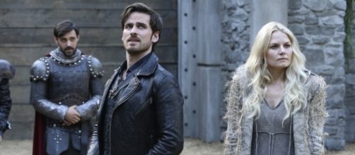 Emma and Hook in 'Once Upon a Time' [Image via ABC for promotional purposes]