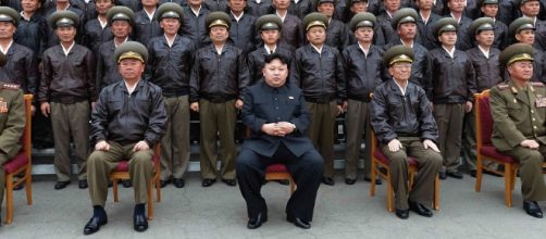 Il dittatore nordcoreano Kim Jong-un insieme ai capi di Stato maggiore dell'esercito