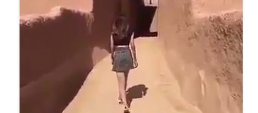 La ragazze in minigonna che passeggia in Arabia Saudita. Clicca sul tweet per vedere tutto il video.