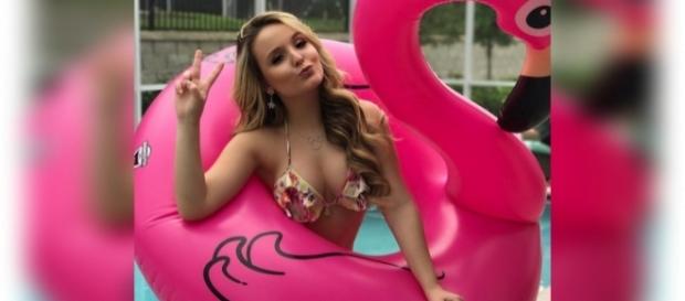 Acompanhada dos pais e do namorado, Larissa Manoela curte férias fora do Brasil Acompanhada dos pais e do namorado, Larissa Manoela curte férias fora do Brasil