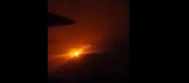 Bola luminosa, vista durante tempestade, repercute na internet (Foto: Captura de vídeo) Bola luminosa, vista durante tempestade, repercute na internet (Foto: Captura de vídeo)