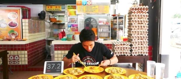 Neo, en el momento de comer Hokkien Me Neo, en el momento de comer Hokkien Me
