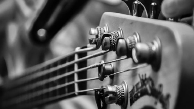 Accordatura di un basso. Copyright Simoneph.