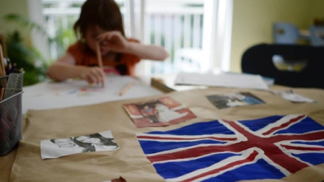 una bimba ospite del centro "Strassenkinder" di Berlino Est durante la visita "reale"
