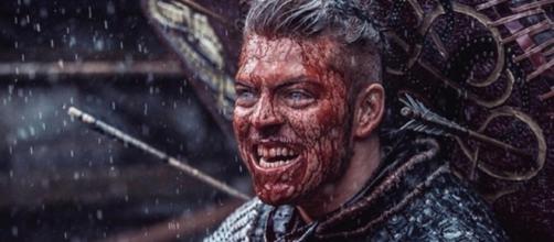 Na imagem Alex Høgh Andersen, como Ivar o Sem-Ossos na série 'Vikings'.