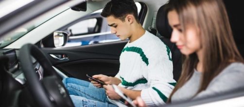 Cellulare alla guida: sequestro e ritiro della patente
