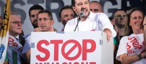 Il leader della Lega Matteo Salvini durante una manifestazione contro l'invasione di migranti dall'Africa