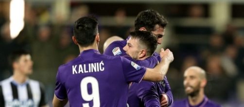 Nikola Kalinic abbraccia i suoi compagni