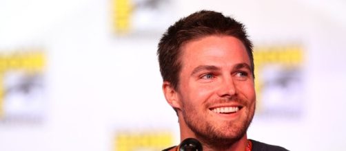 Stephen Amell speaking at the 2012 SDCC. [Image via Wikimedia/Stephen Amell]