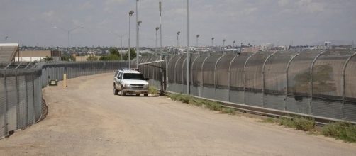 U.S. border fence near EL PASO (credit – Gingrey House page – wikimediacommons)