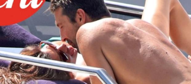 Baci bollenti in vacanza per Ilaria D'Amico e Gianluigi Buffon Baci bollenti in vacanza per Ilaria D'Amico e Gianluigi Buffon