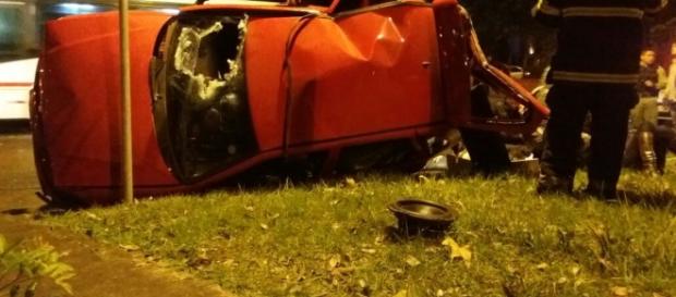Carro em que o casal estava ficou totalmente destruído - Foto: Divulgação/BM Carro em que o casal estava ficou totalmente destruído - Foto: Divulgação/BM