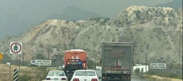El "autobús de la libertad" siendo escoltado por dos granaderas fuera de la Ciudad de Monterrey El "autobús de la libertad" siendo escoltado por dos granaderas fuera de la Ciudad de Monterrey