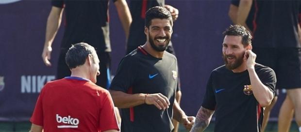Ernesto Valverde junto a Messi y Suárez en un entrenamiento Ernesto Valverde junto a Messi y Suárez en un entrenamiento