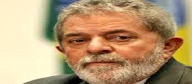 Ex-presidente Lula recebe intimação para bloqueio de dinheiro de contas bancárias Ex-presidente Lula recebe intimação para bloqueio de dinheiro de contas bancárias