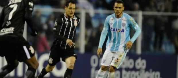Líder Corinthians empata em zero com o Avaí na Ressacada (Foto: Reprodução) Líder Corinthians empata em zero com o Avaí na Ressacada (Foto: Reprodução)