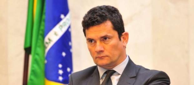 Moro parte para cima de Lula e já bloqueia R$ 600 mil reais, e deve chegar ao valor de R$ 10 milhões. (Foto: Google) Moro parte para cima de Lula e já bloqueia R$ 600 mil reais, e deve chegar ao valor de R$ 10 milhões. (Foto: Google)
