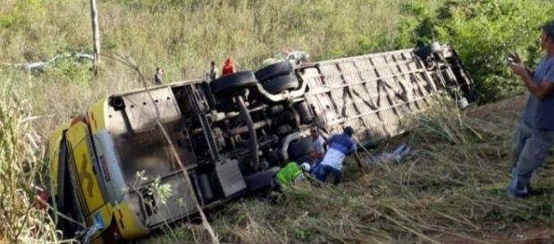 Ônibus caiu em ribanceira cerca de uma hora da partida - foto: Divulgação/PMEMG Ônibus caiu em ribanceira cerca de uma hora da partida - foto: Divulgação/PMEMG