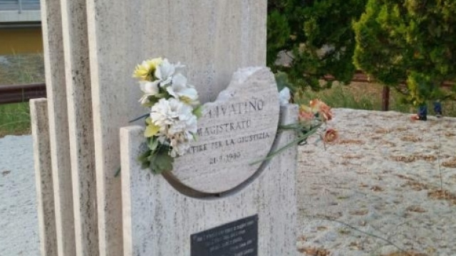 La stele dedicata a Rosario Livatino, dopo l'attacco vandalico.