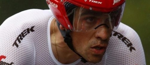 Alberto Contador impegnato nella cronometro inaugurale del Tour de France