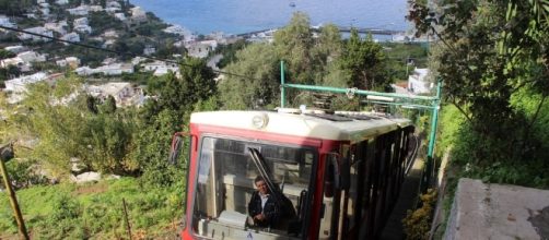 File e ressa alla stazione della funicolare del porto di Capri, presa d'assalto da centinaia di turisti