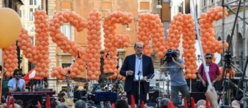 Pierluigi Bersani sul palco di piazza Santi Apostoli battezza il movimento Insieme