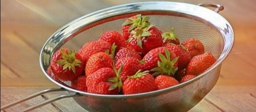 You should not throw away strawberry tops [Image: pixabay.com]